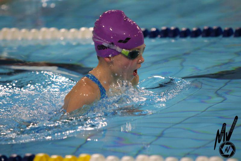 Tess Vonk blinkt uit op drie zwemnummers