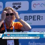 Medaille ceremonie EMK2022 100m schoolslag Marjo Goelema